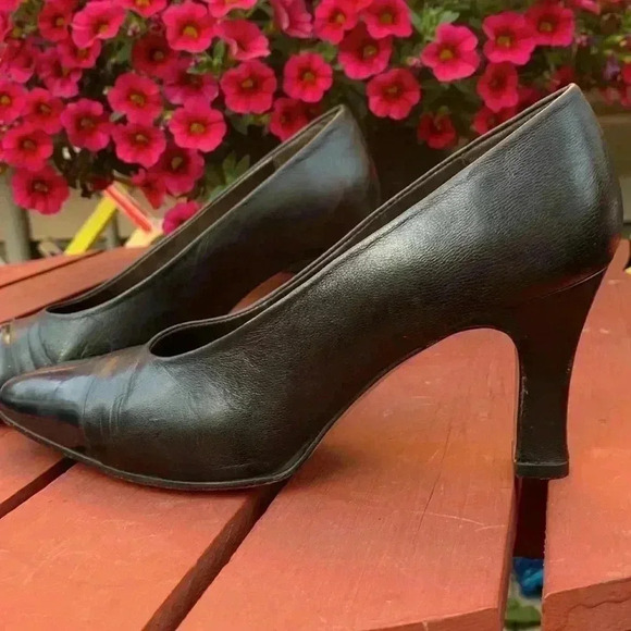 Etienne Aigner two tone, black leather pumps size 7 1/2 - Picture 3 of 7